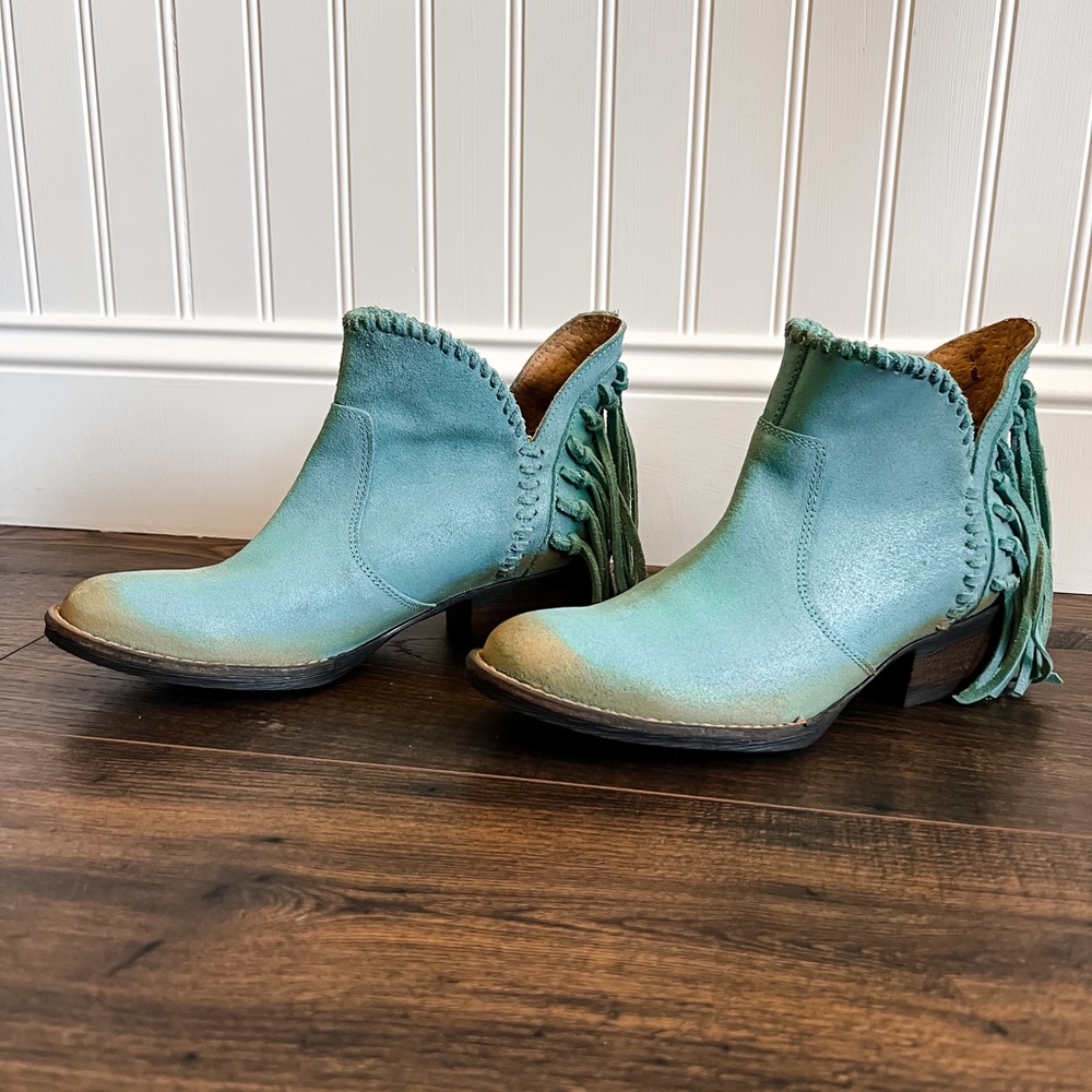 NWT - Women’s Western Booties - Size 7